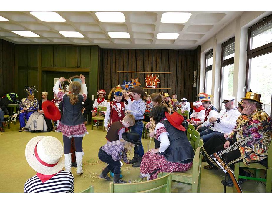 Naumburger Prinzenpaare mit Hofnarren besuchen den Kindergottesdienst (Foto: Karl-Franz Thiede)